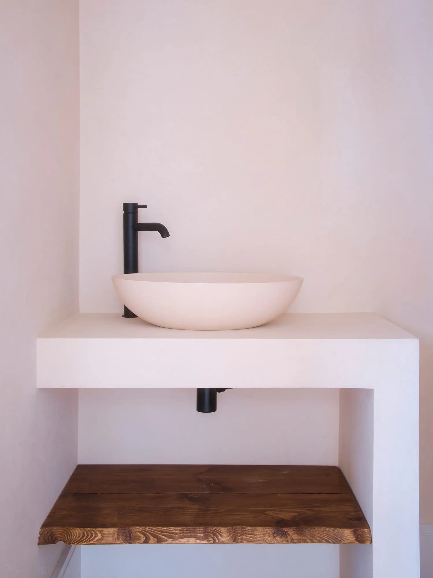 Chelsea II: cloakroom with a stone basin on a plaster plinth and a live-edge oak shelf